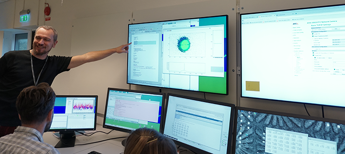 The results are discussed and interpreted at the NanoMAX control room